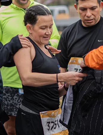 Macarena siendo asistida en el kilómetro final de una maratón